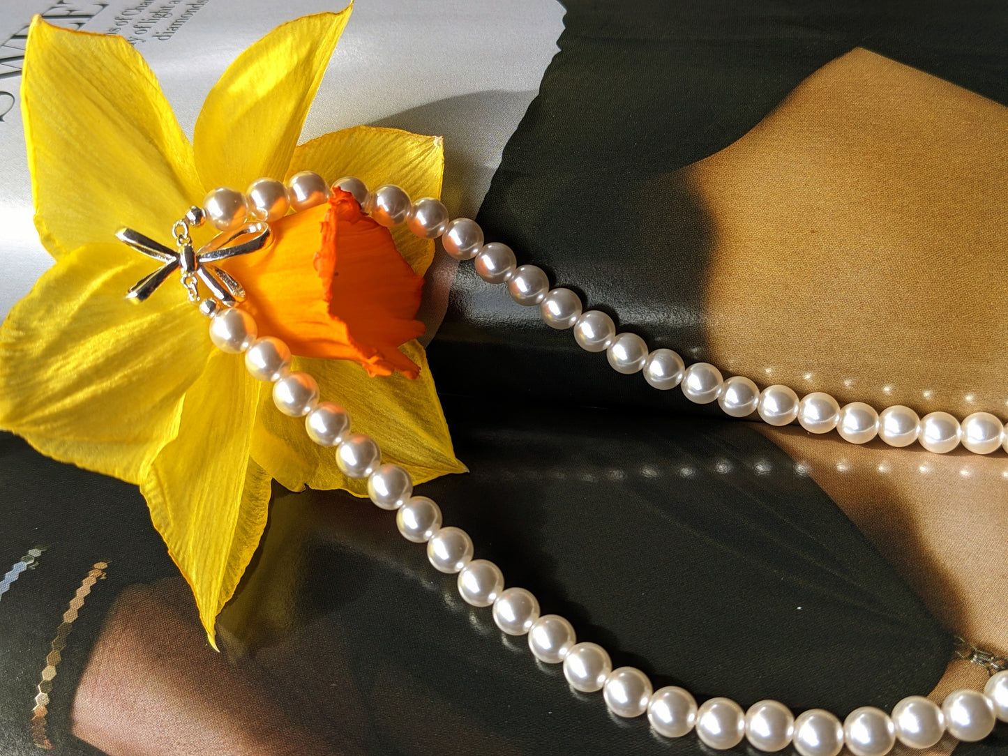 Silver ribbon pearl necklace